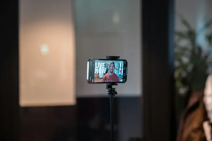 Un celular en un trípode transmitiendo en vivo